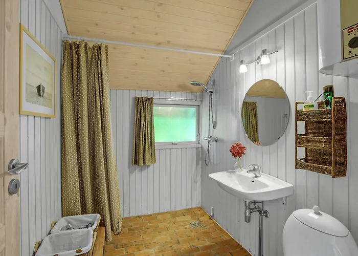 2 Bedroom Awesome In Hébergement de vacances *