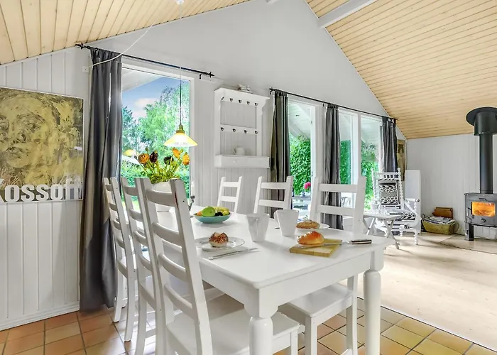 2 Bedroom Awesome In Hébergement de vacances *